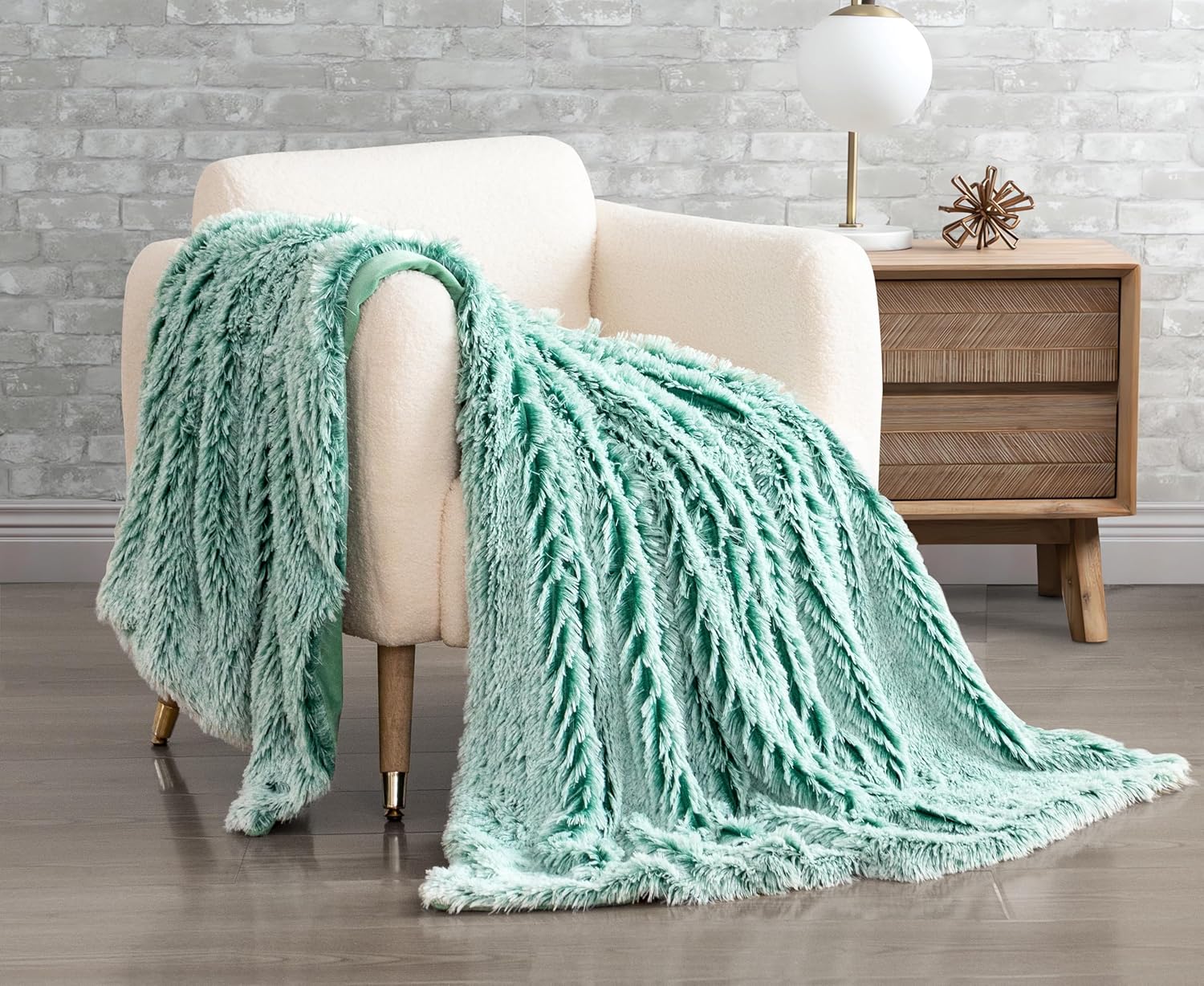 V439-TRSHAGGYEMER-191085-00 Double Sided Fx Fur Shaggy Throw Blanket - Emerald - Image 1