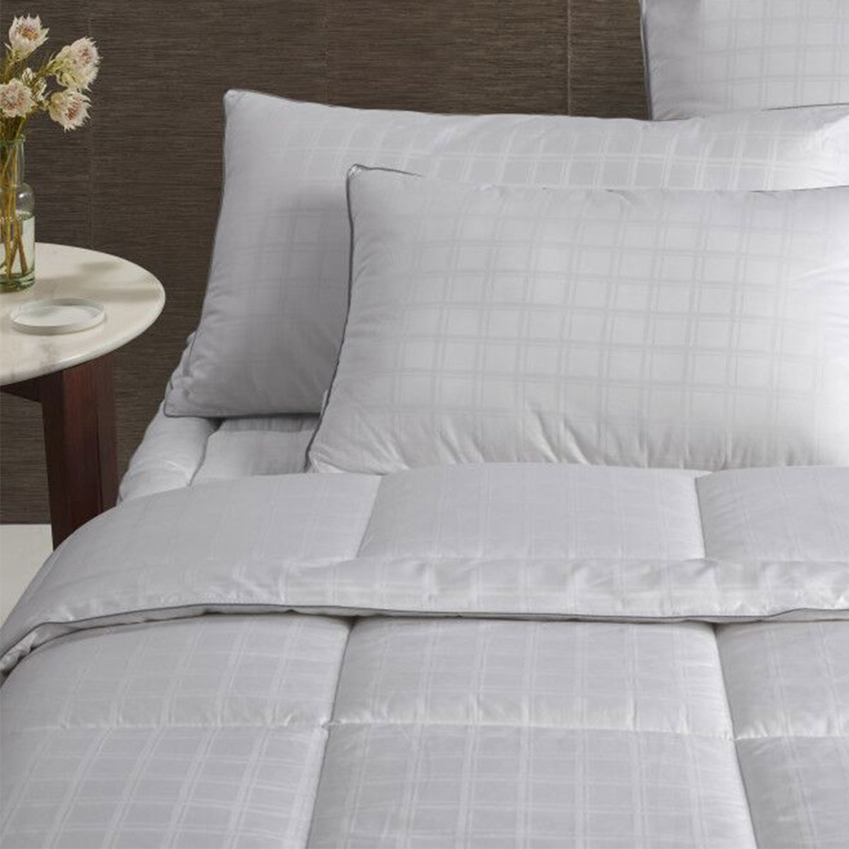 V442-HIN-QUILT-DELUXEHOTEL-WHITE-QS-83418-00 Accessorize Deluxe Hotel Quilt Queen - Image 1