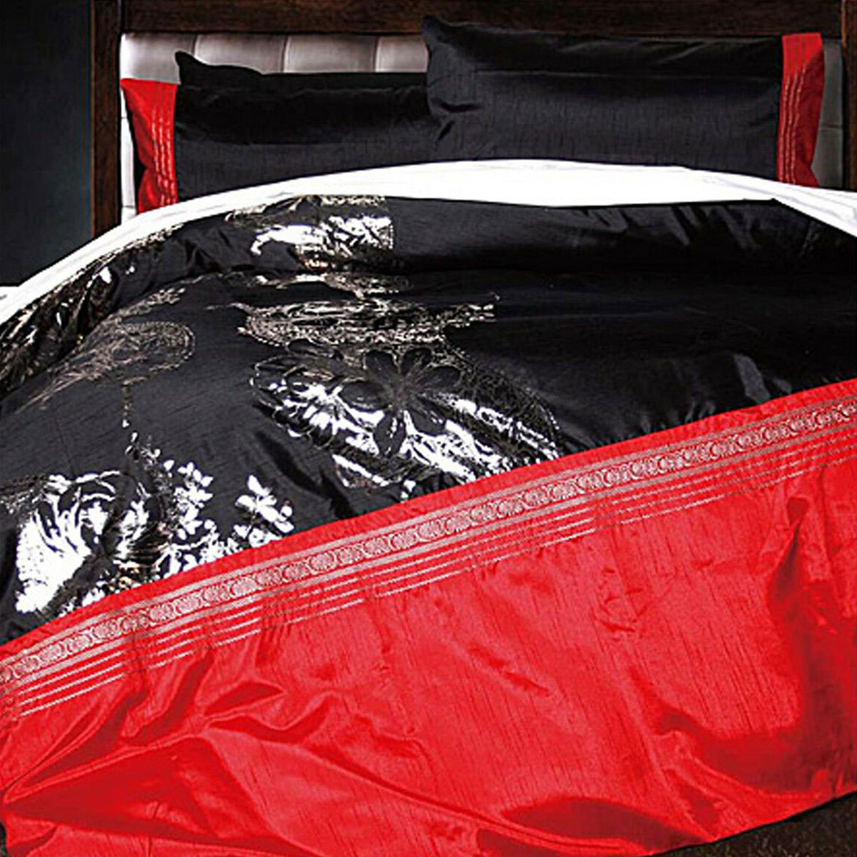V442-HIN-QUILTCS-MAJESTIC-BLACK-DS-202503241645-00 Accessorize Majestic Black Quilt Cover Set Double - Image 1
