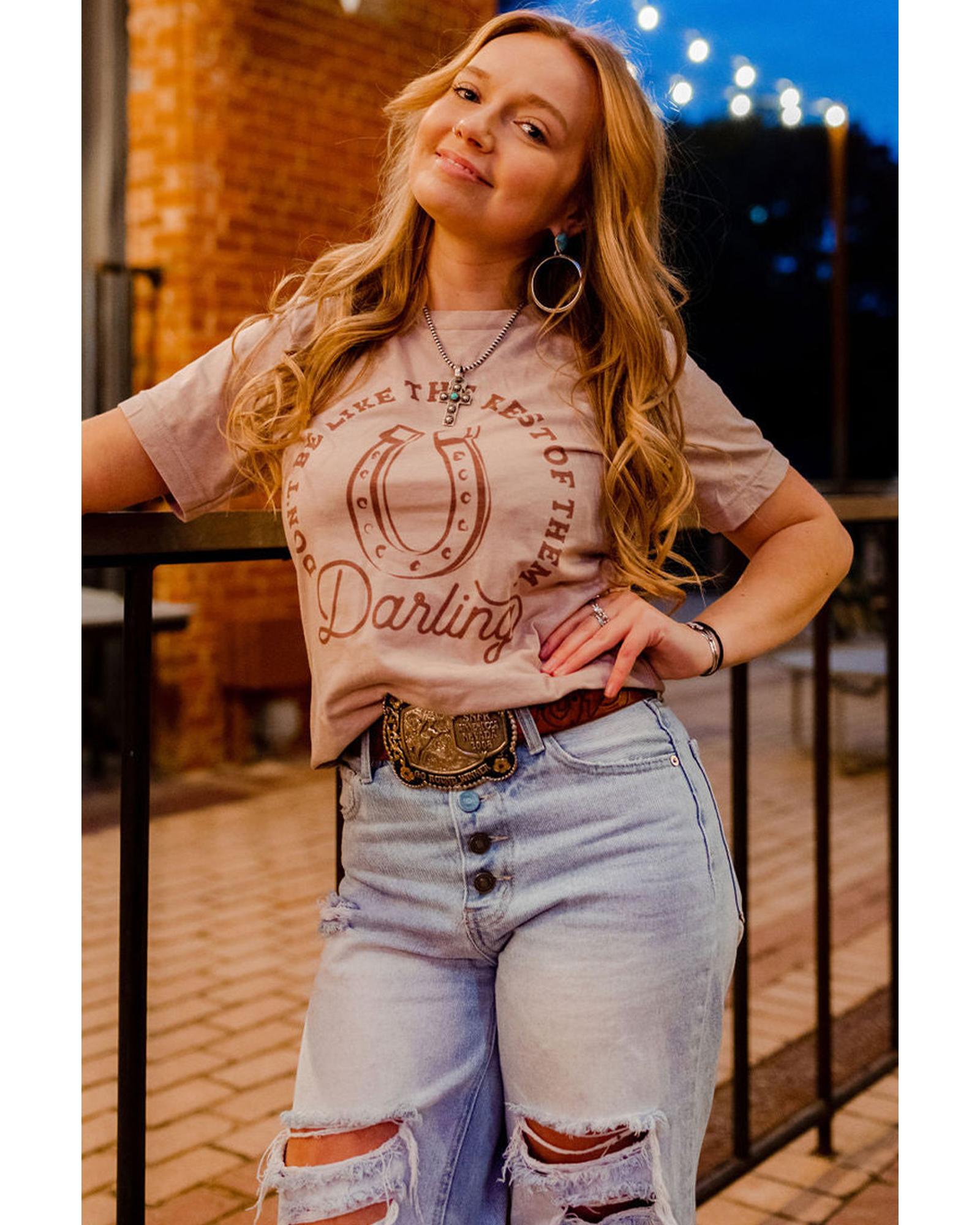 V539-AZEXDC25219495-16-L-202508261525-00 Azura Exchange Darling Letter Graphic Print T-Shirt - L - Image 1