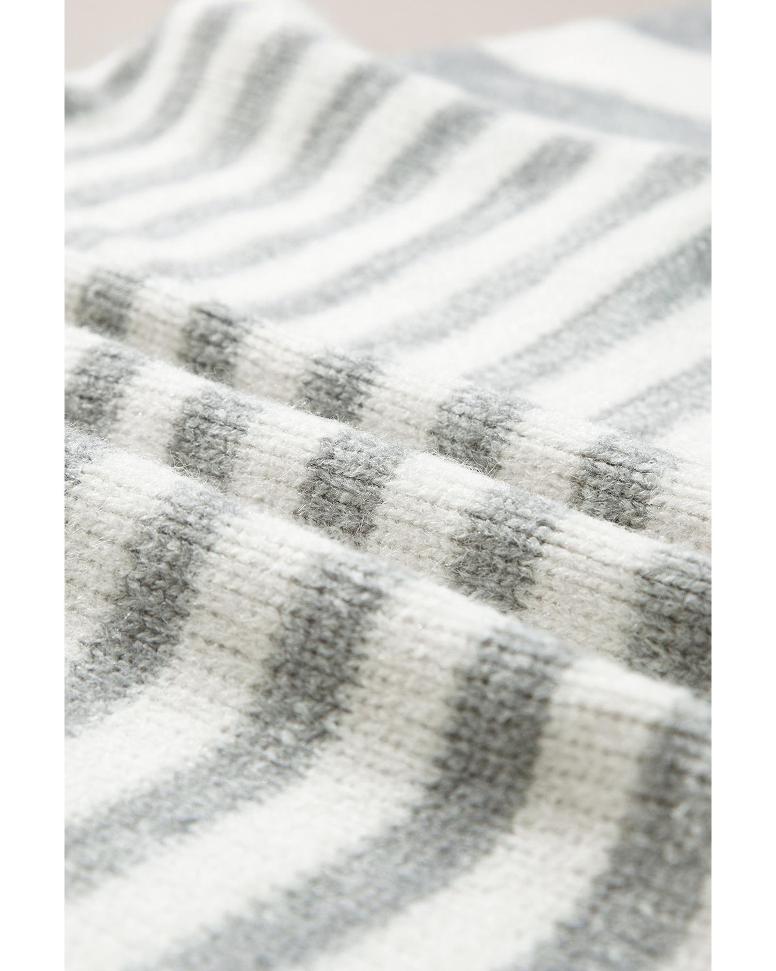 V539-AZEXDC2724986-P1119-L-202508291430-00 Gray Stripe Drop Shoulder Crew Neck Sweater - L - Image 1