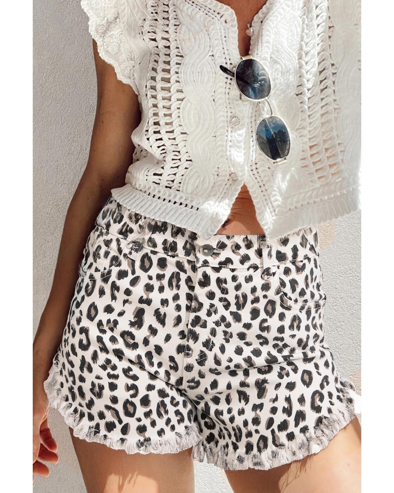 V539-AZEXDC7831859-P120-12-202508281215-00 White Leopard Frayed Hem Denim Shorts - 12 US - Image 1