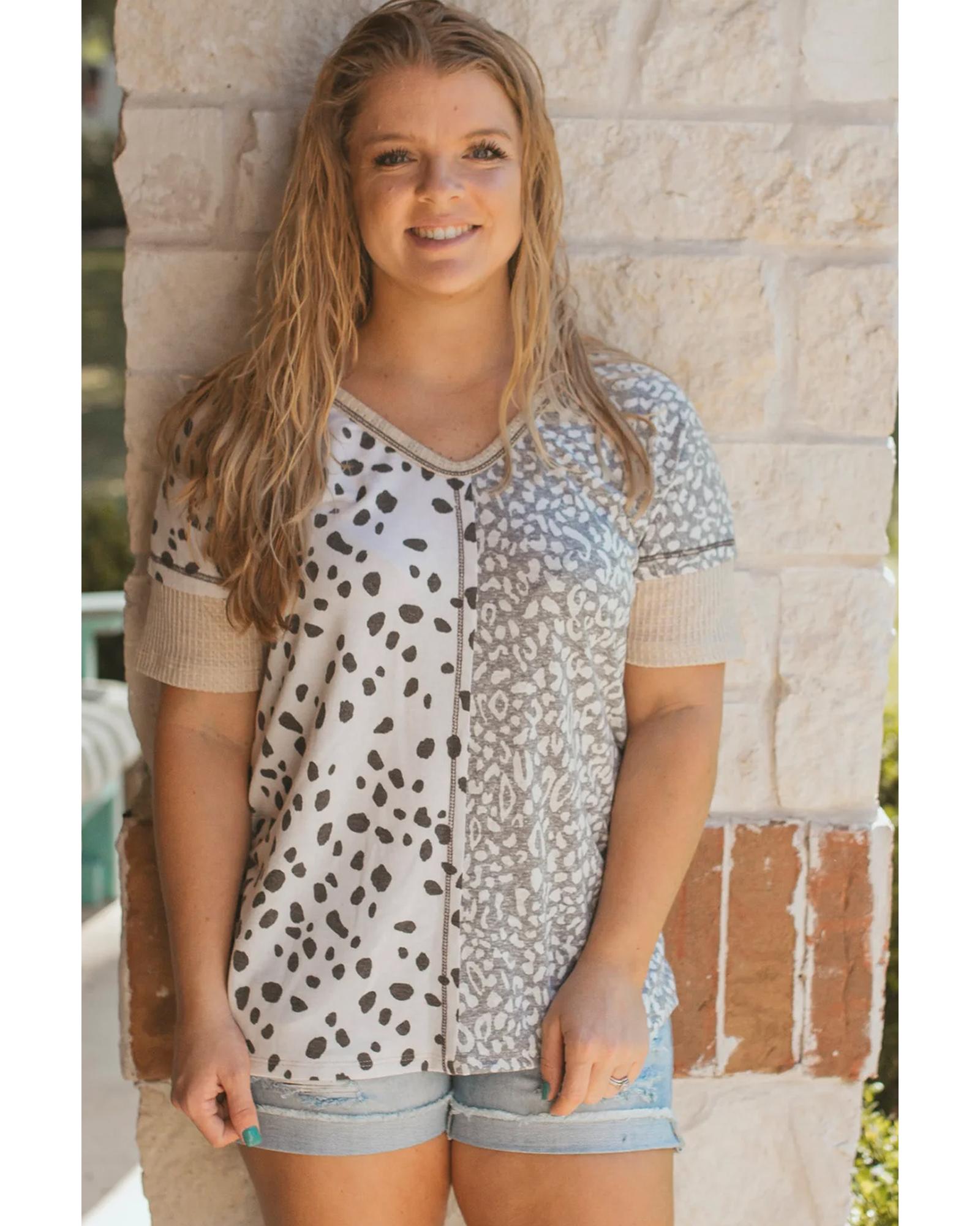 V539-AZEXPL2511968-P1620-3X-202508311250-00 Khaki Plus Size Leopard Print Colorblock V Neck T Shirt - 3X - Image 1