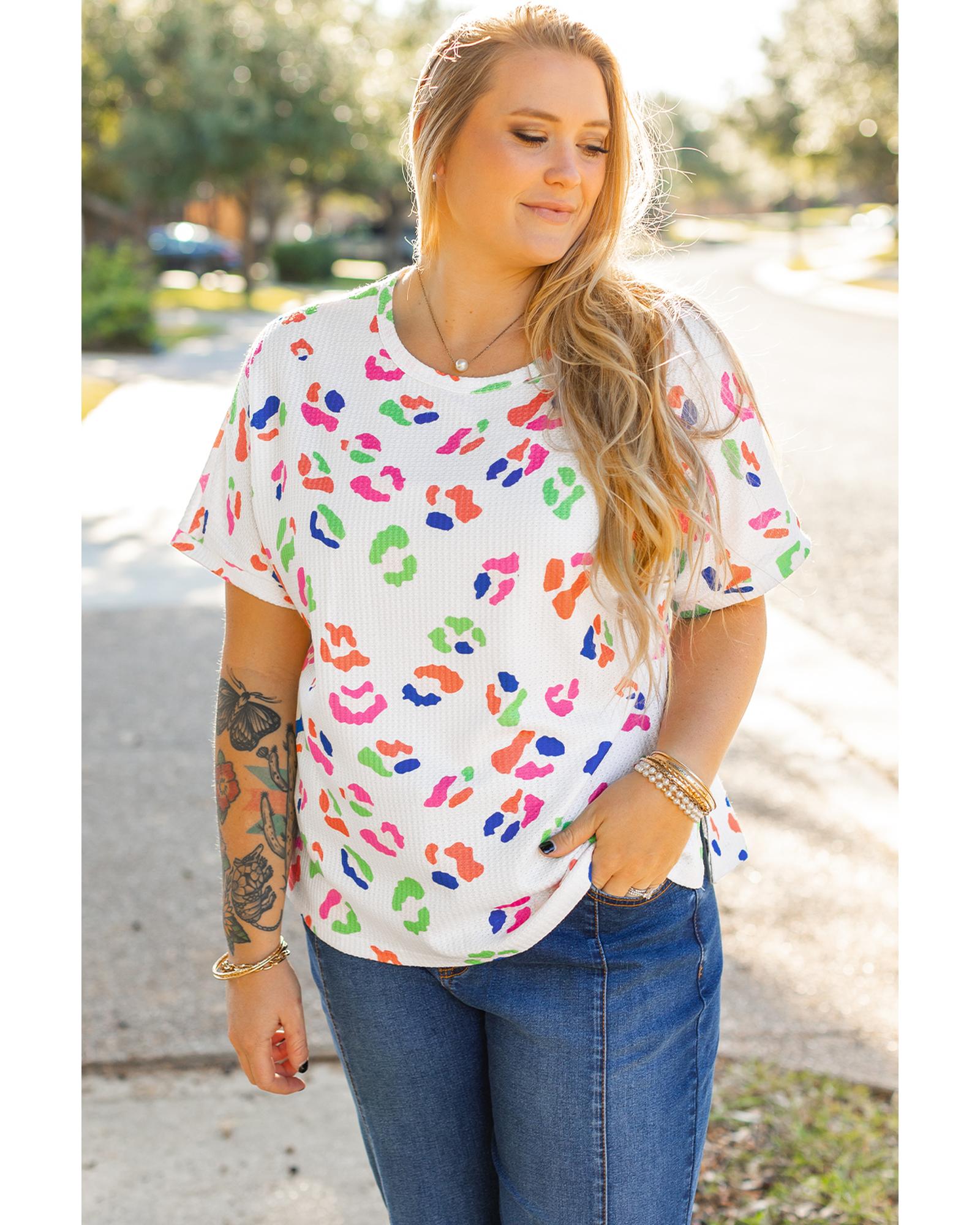 V539-AZEXPL2521362-P120-1X-202506182230-00 White Multicolor Leopard Print Textured Plus Size T Shirt - 1X - Image 1