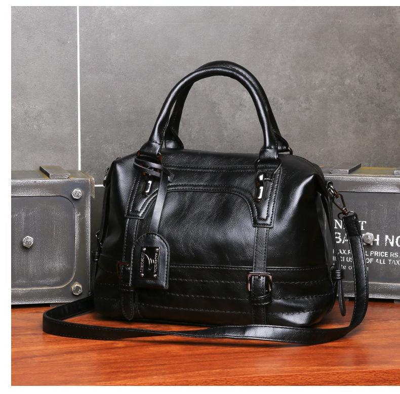 V562-A1035732060DBT-202503041336-00 Soft Faced Casual Handbag - Large Diagonal Shoulder Bag - Black - Image 1