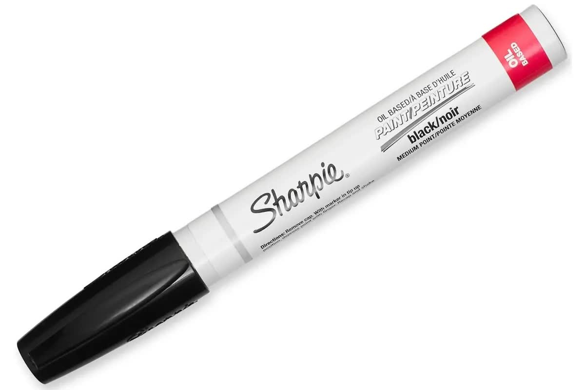 V563-81972-1PK-202505071427-00 Sharpie Oil-Based Paint Marker - Medium Black - Image 1