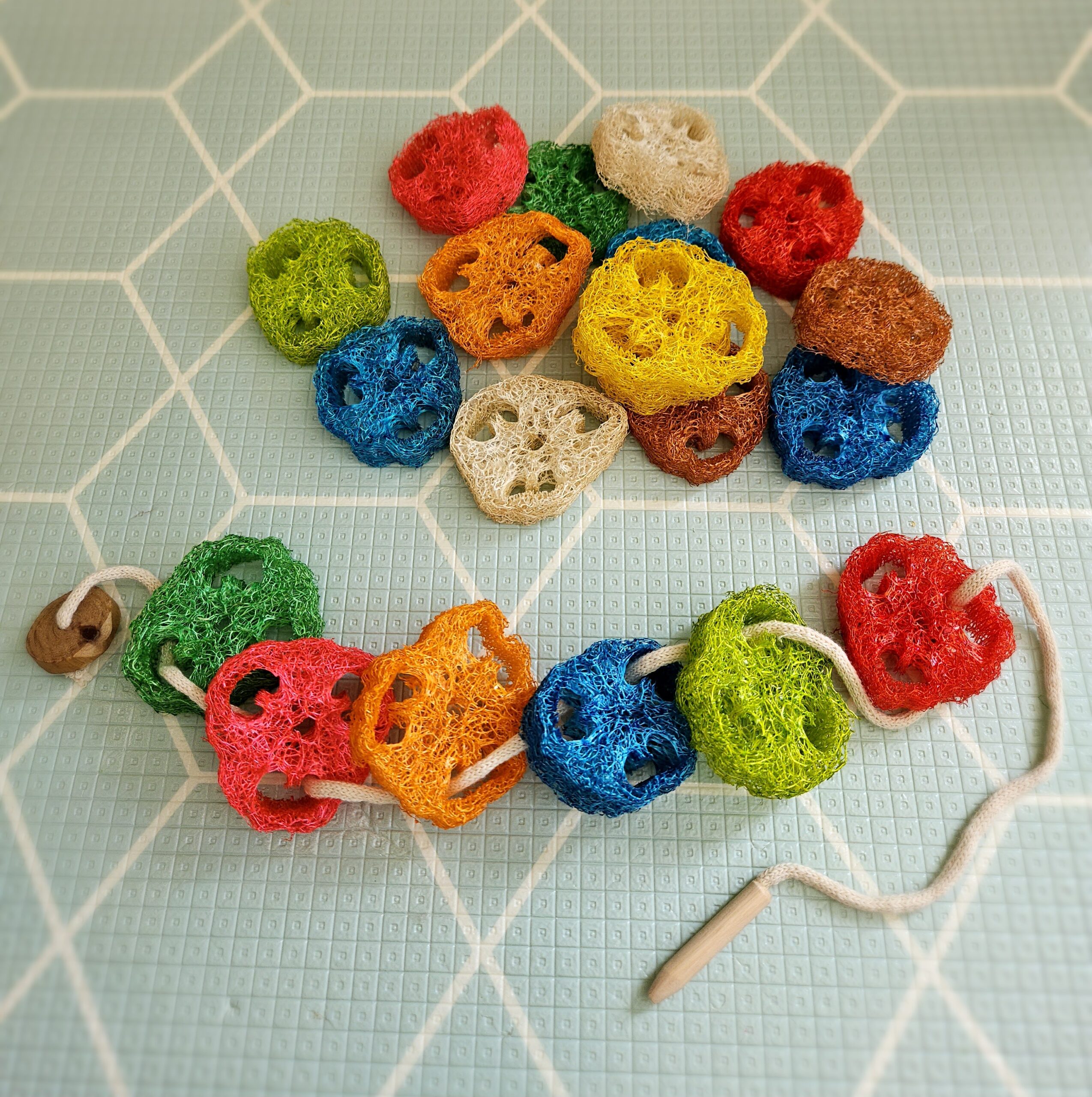 V59-120-202503201036-00 Rainbow loofah lacing toys - Image 1