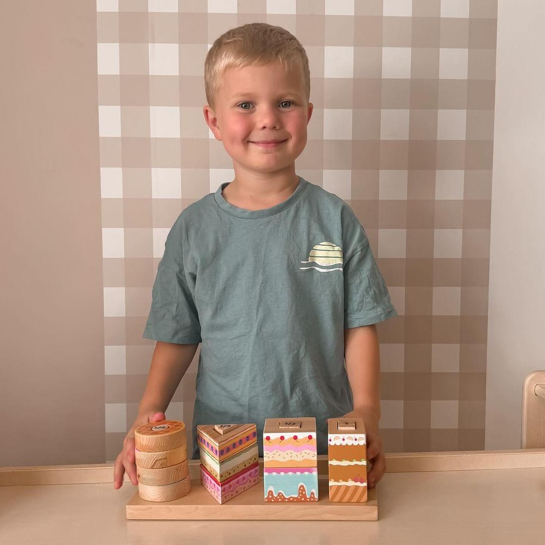 V59-362-202503201040-00 Cake fraction delight - Image 1