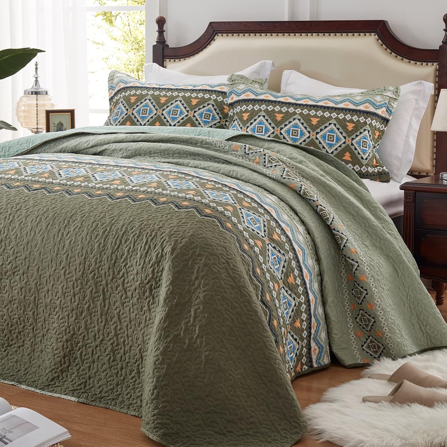 V745-MAC090401Q13U-190864-00 Quicksilver Quilted coverlet and pillowcovers set: Sleek and Modern - Queen size - Image 1