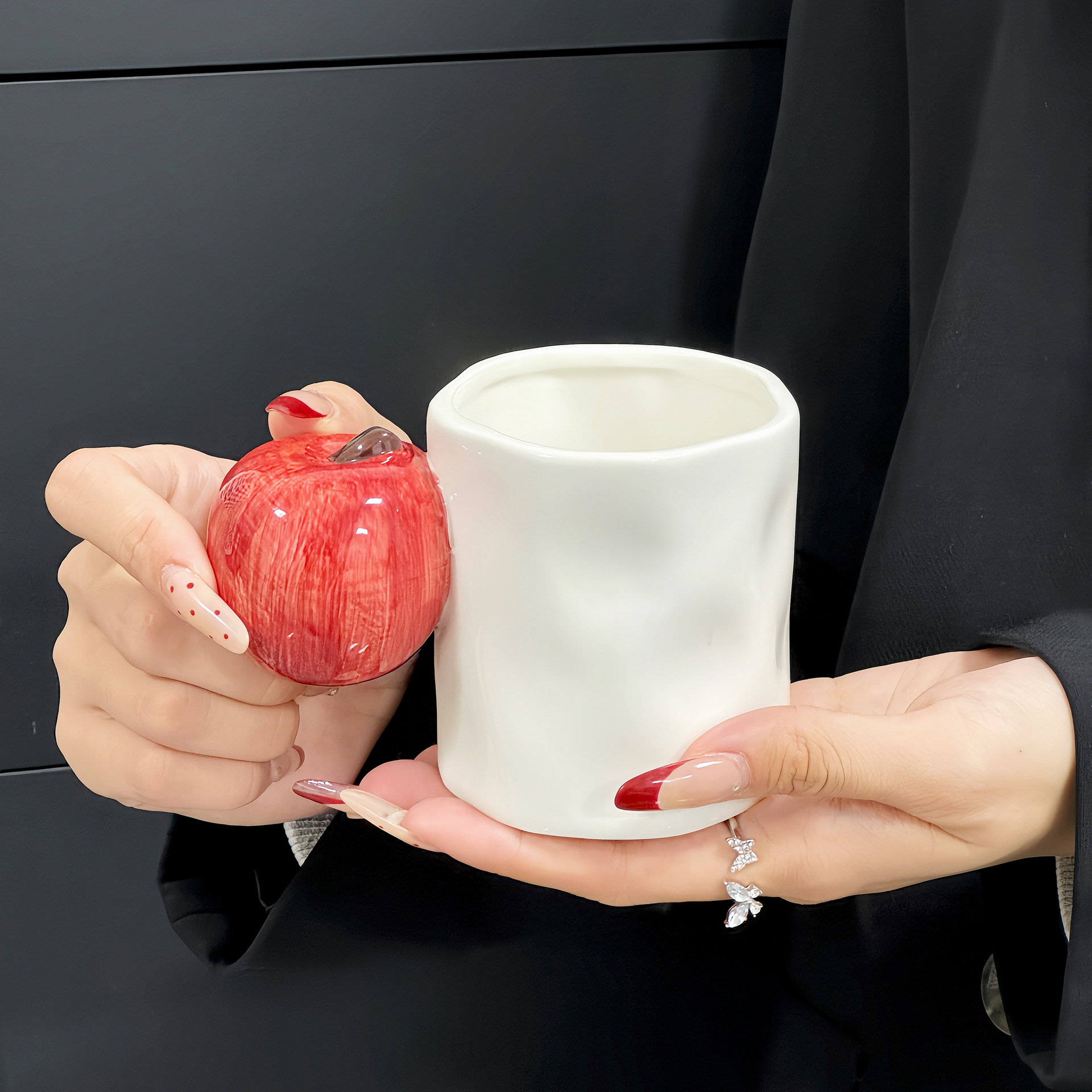 V888-ELOSUNG13875-213034-00 Red Apple Creative Fruit Ceramic Mug – Adorable Handle Design, 280ml Couple Cups, Perfect Gift for Birthdays or Valentine’s Day - Image 1