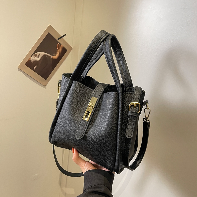V888-ELOSUNG16363-215914-00 Black Elegant Leather Shoulder Bag - Compact Handbag with Adjustable Strap - Image 1