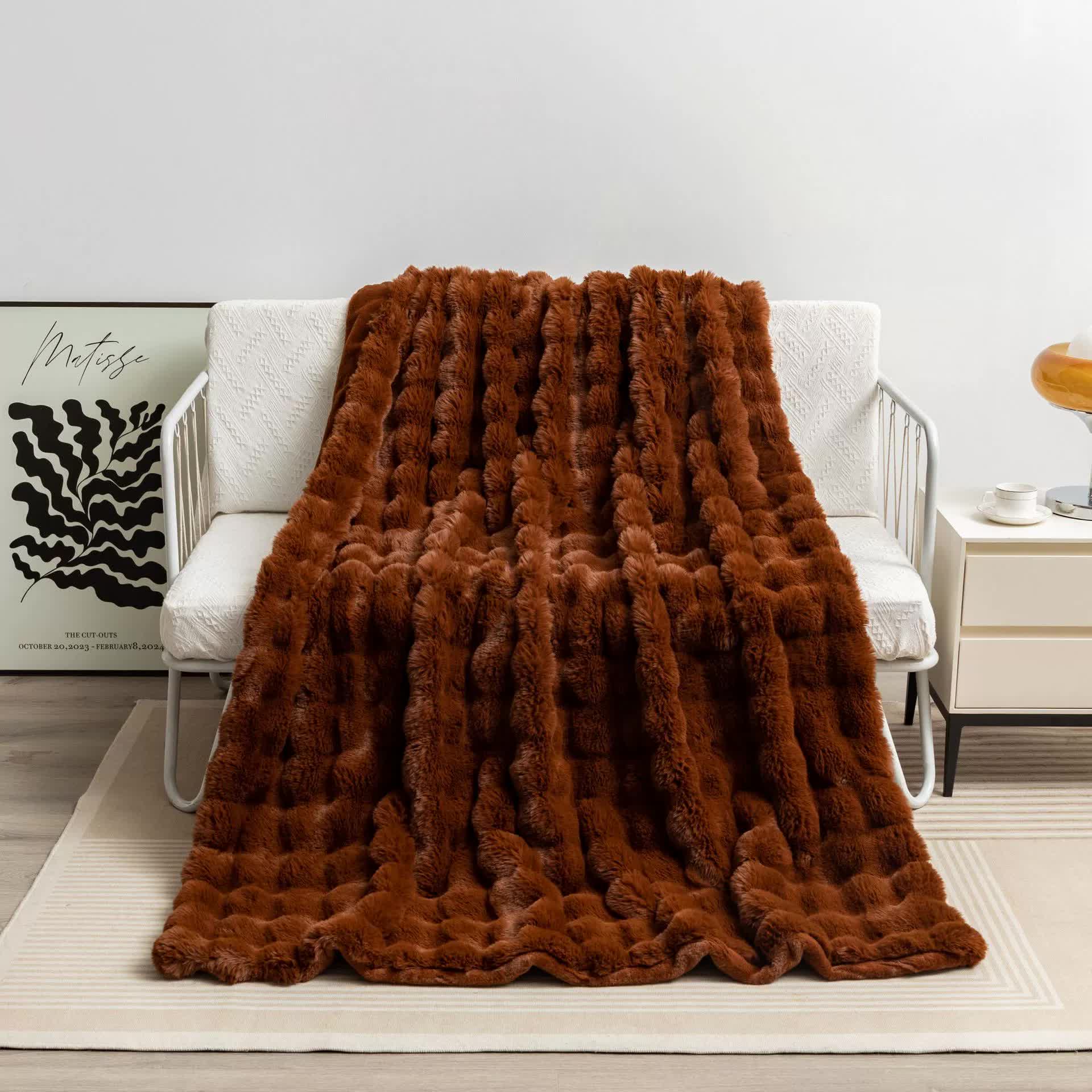 V888-ELOSUNG18036-225824-00 Dark Brown 70*100cm Plush Toscana Throw Blanket - Soft Flannel Fleece for All Seasons, Perfect for Couch & Bed - Image 1
