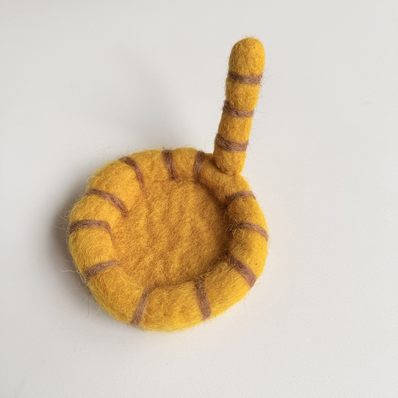 V888-ELOSUNG21781-202503111112-00 2 Pcs Yellow Handmade Wool Felt Cat Coasters - Cute Tiger Design, Heat-Resistant Table Mats - Image 1