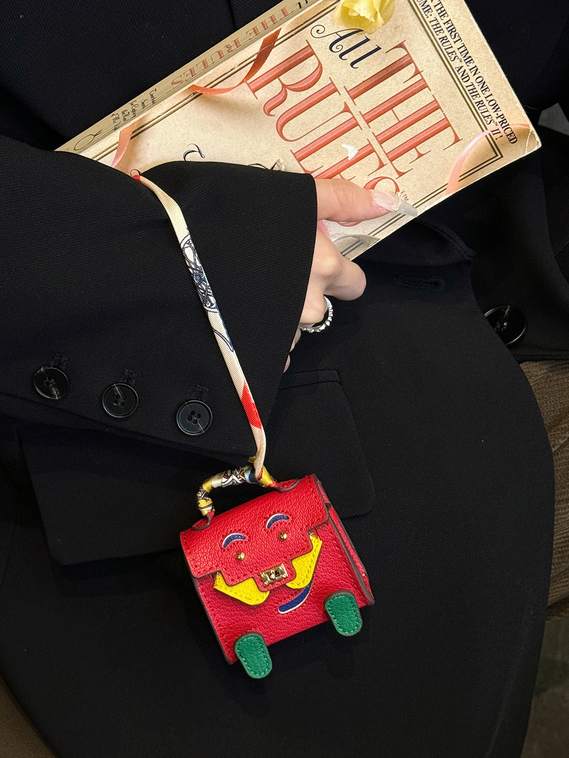 V888-ELOSUNG22112-202503181020-00 Red Mini Bag Earphone Case - Stylish Keychain Pouch for Headphones - Image 1