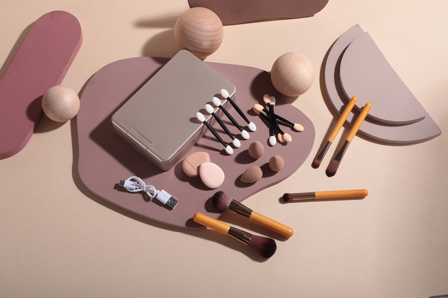 V888-ELOSUNG22598-202503282105-00 Portable Travel Makeup Brush Set with LED Mirror - Your Beauty Essentials On-The-Go - Image 1