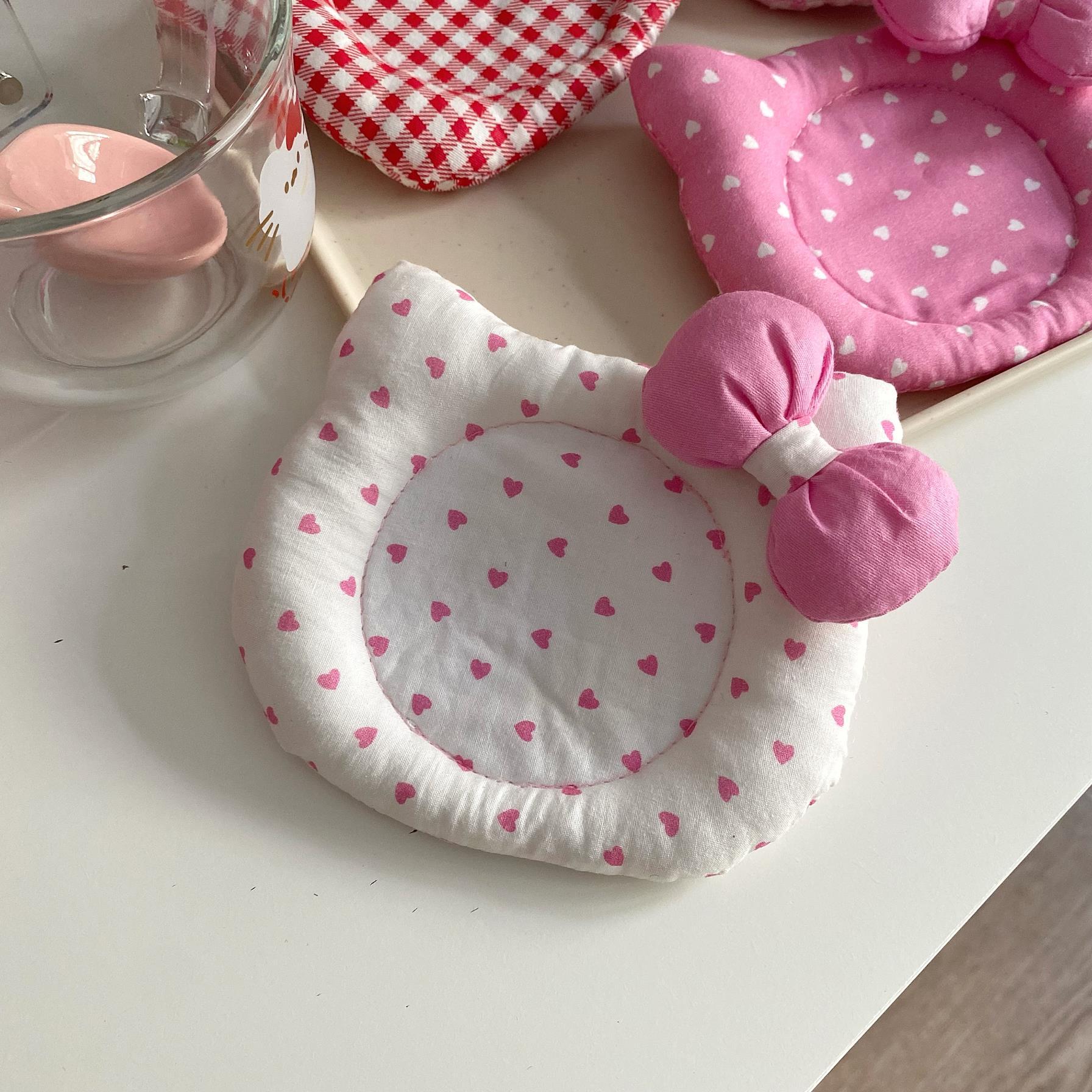 V888-ELOSUNG25288-202504211341-00 Korean INS Kitty Quilt Insulation Pad, Cute Fabric Kitchen Mat, Desktop Decoration (White and Pink) - Image 1