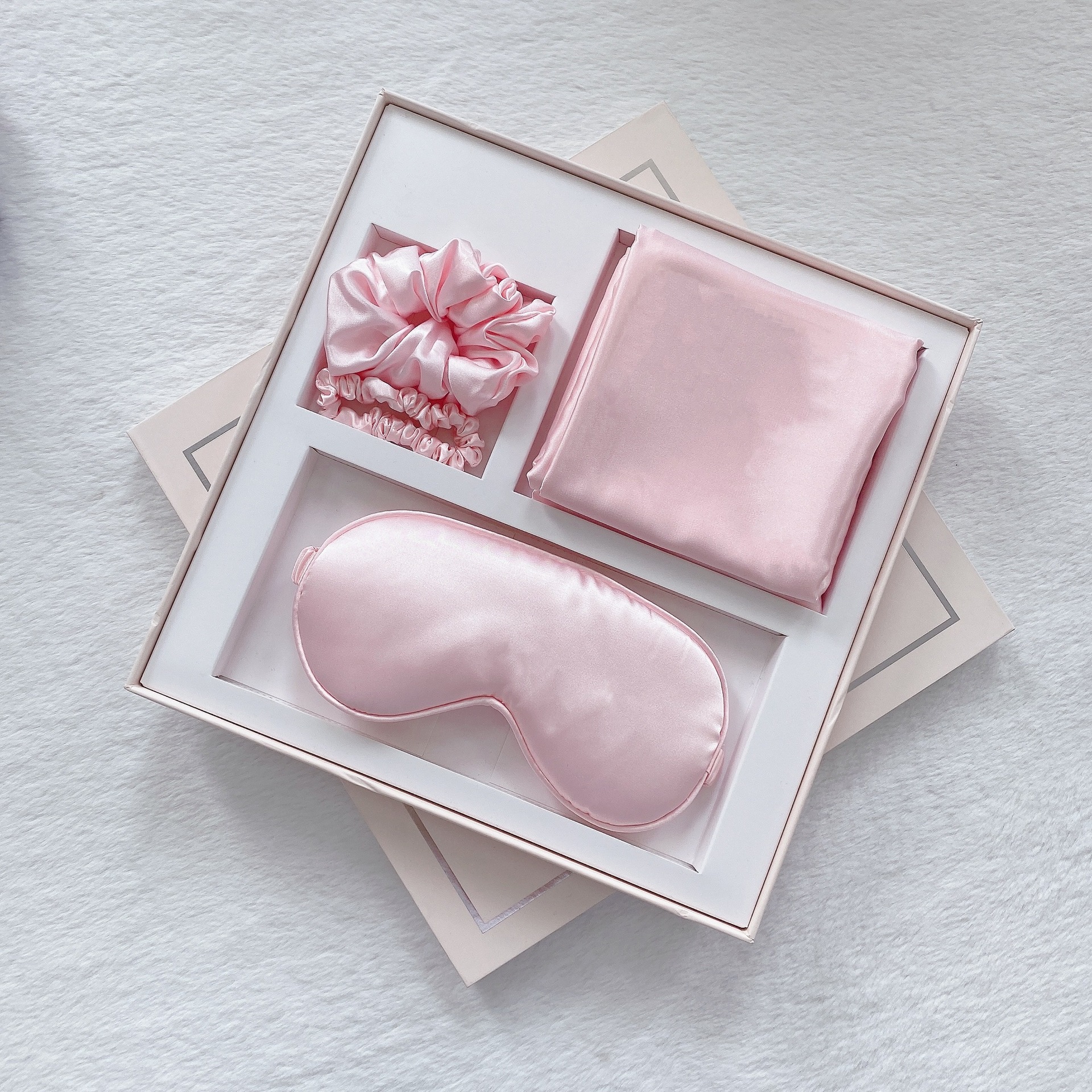 V888-ELOSUNG25541-202504281318-00 Luxury Satin Sleep Mask Gift Set,4-Piece with Pillowcase and Hair Accessories(Pink) - Image 1