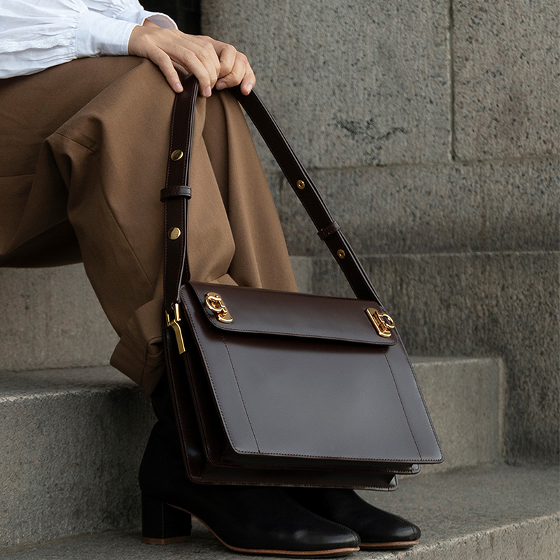 V888-ELOSUNG26251-202504211322-00 Brown Premium Leather Underarm Bag with Elegant Accordion Design - Image 1