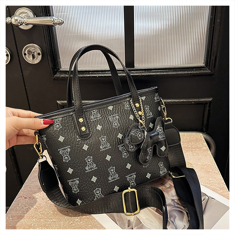 V888-ELOSUNG29672-202506101832-00 Chic Print Tote Bag with Bear Charm - Versatile Handbag & Crossbody(black) - Image 1
