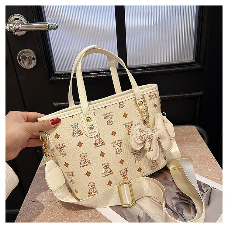 V888-ELOSUNG29673-202506101833-00 Chic Print Tote Bag with Bear Charm - Versatile Handbag & Crossbody(Beige) - Image 1
