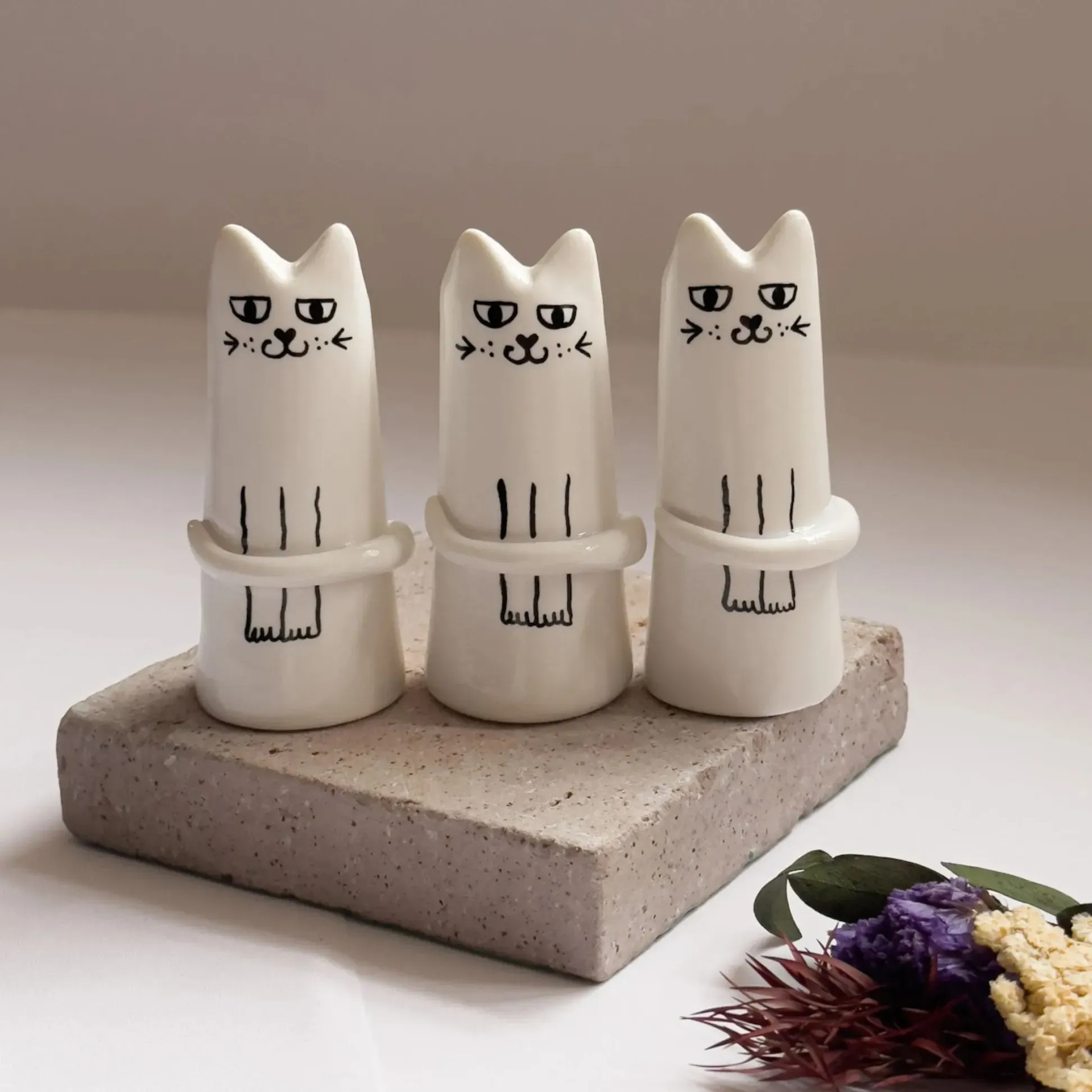 V888-ELOSUNG32433-202506191035-00 3 Pcs White And Black Adorable Sassy Cat Mini Bud Vase - Whimsical Resin Figurine Flower Holder for Single Stem - Cute Home & Desk Decor Accent - Image 1
