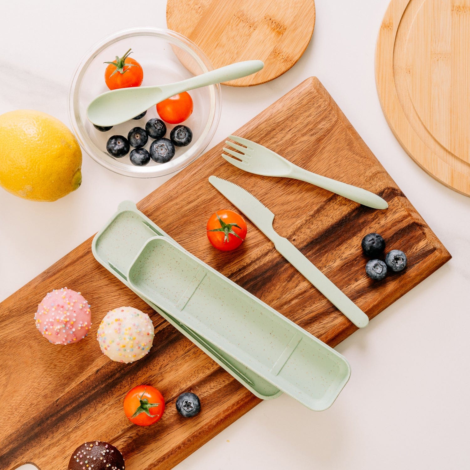 V915-CV0293-GE-203655-00 Clevinger Reusable Wheat Straw Fibre Cutlery Set with Case - Green - Image 1